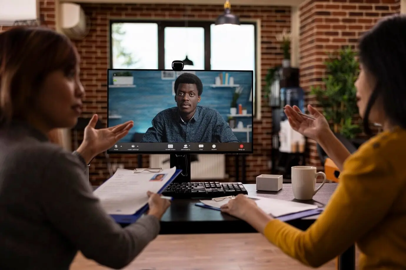 Vielfältige Mitarbeitende der Personalabteilung in einem virtuellen Meeting.