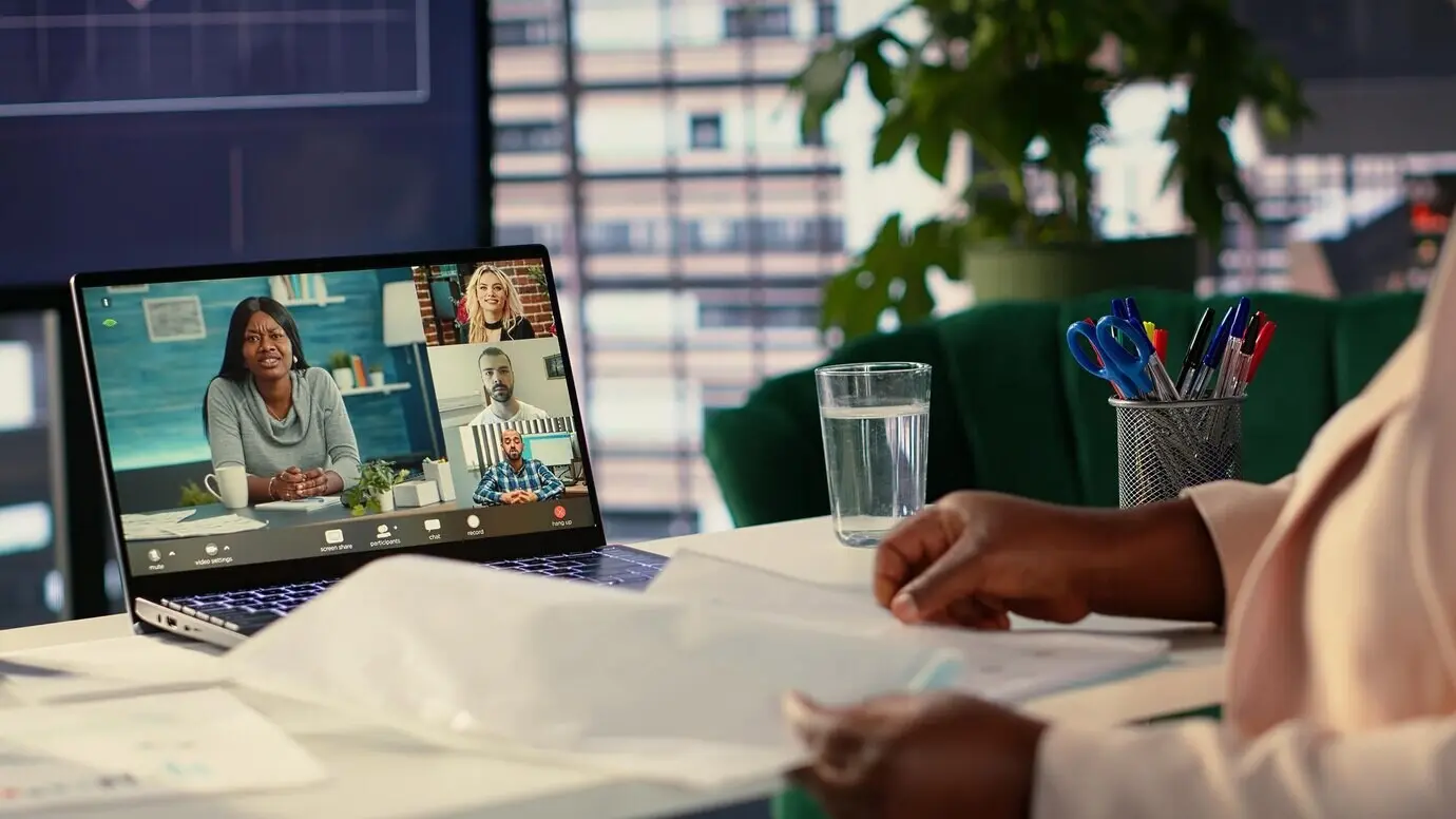 Führungskraft diskutiert mit Aktionären über eine Strategie zur Gewinnsteigerung.